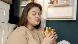 pessoa com transtorno alimentar tentando comer fast food