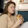 pessoa com transtorno alimentar tentando comer fast food