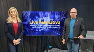 Padre Mauro e Camila durante Live Formativa
