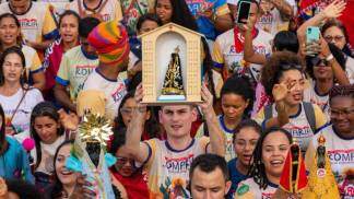Jovens peregrinando em Romaria na Romaria da Juventude dos Jovens