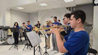 usuários do PEMSA tocando instrumentos 