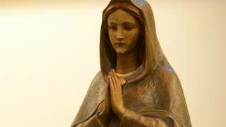 Imagem de Maria com as mãos postas