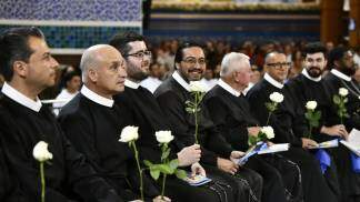 missionarios redentoristas com flores nas mãos durante 2º dia da novena da padroeira 2025