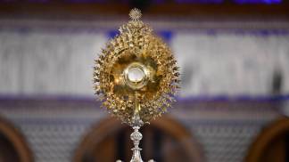 ostensório com o santissimo sacramento durante 1º dia de novena da padroeira