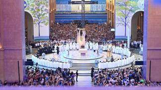 altar central do santuário nacional na Missa Solene de 12 de outubro