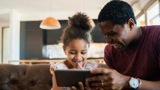 retrato-de-uma-filha-e-um-pai-se-divertindo-juntos-e-brincando-com-um-tablet-digital-em-casa