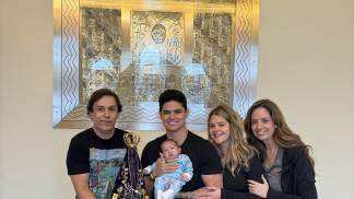 Tom cavalcante apresenta neta Antonella no Santuário Nacional