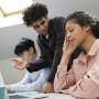 Colega de trabalho incomodando o outro profissional