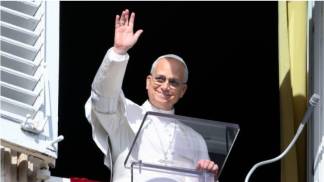 Papa Leão na janela, rezando o Angelus