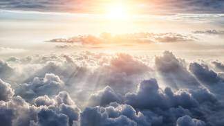 imagens de nuvens e um céu ensolarado