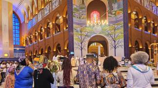 devotos no altar central com vestes africanas durante missa da 29ª romaria das comunidades negras em 2025