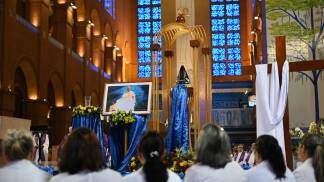 gesto simbólico ligado à Laudato si' em missa no santuário em novembro de 2025