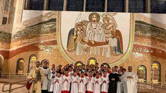 coroinhas e cerimoniarios e redentoristas diretores espirituais na fachada sul com imagem de nossa senhora