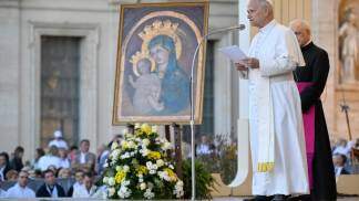 papa ao lado da Mater Populis Fidelis