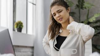 Mulher com dor cronica