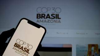 imagem do logo da cop30 em celular e tela de computador