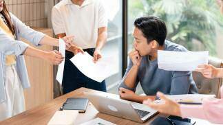 homem pensativo estando com várias tarefas ao mesmo tempo