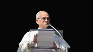 Papa Leão rezando o Angelus