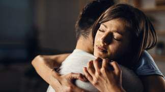 Mulher abraçado o namorado com ciúmes