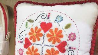 almofada-bordada-em-feltragem-com-agulha-faça-você-mesmo