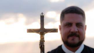 Pe. Lucas Emanuel e crucifixo