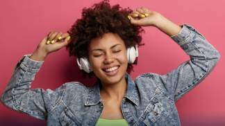 mulher com os braços pra cima feliz e dançando