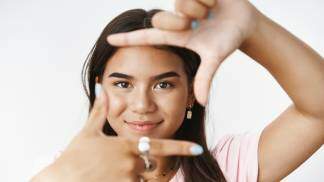  Uma adolescente expressiva em uma camiseta rosa