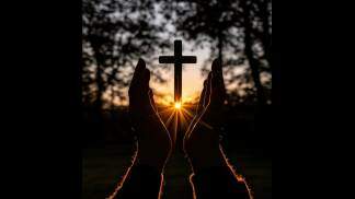 pessoa com mãos postas rezando e cruz ao centro