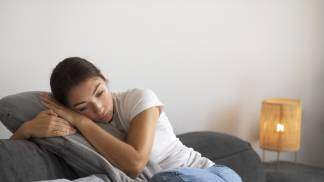 Jovem sofrendo com ansiedade