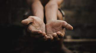 mãos criança pobre pedindo esmola