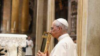 papa leao xiv segura biblia na altura do rosto