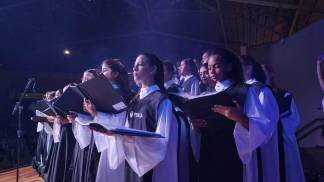 Crianças cantando em coral de aparecida