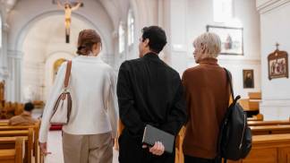pessoas caminhando no corredor da igreja