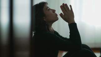 depressão mulher triste rezando 