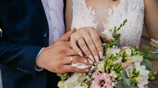 casal recem casado exibem a aliança