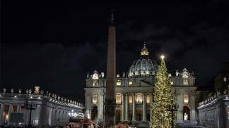 natal no vaticano com presépio e arvore de natal na praça são pedro