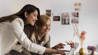 Duas mulheres conversando sobre negócios