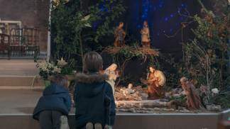 presépio crianças contemplando 