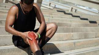 Jovm com lesão e dor na articulação do joelho