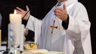 Mãos do padre na celebração