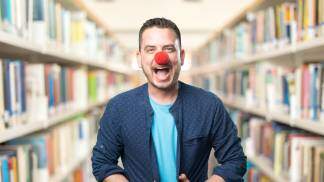 Homem usando um nariz de palhaço