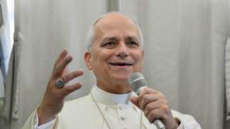 papa leao xiv feliz e sorridente segurando microfone em avião de volta a roma após viagem para o libano