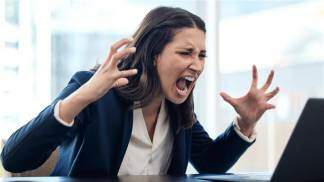 Mulher gritando para o computador