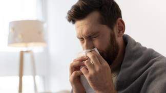 close-up-em-jovem-adulto-doente-em-casa_Easy-Resize.com