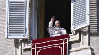 papa na sacada acenando para domingo do advento angelus