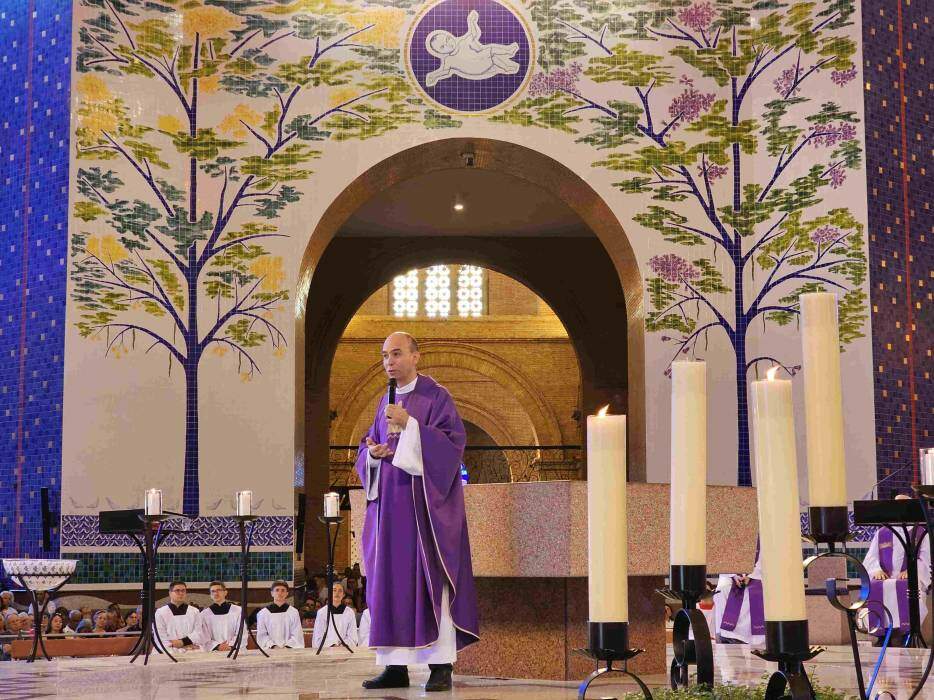  Fiéis participam da missa de 2º Domingo do Advento 