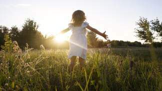 crianca-se-divertindo-muito-na-natureza