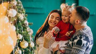 Família feliz celebrando o fim de ano