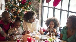 Família conversando ao redor da mesa de Natal