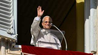 papa leao xiv acena da janela do palácio apostólico no angelus da imaculada conceição em 2025